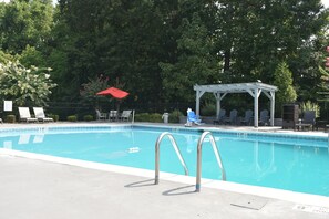 Piscina externa, guarda-sóis, espreguiçadeiras