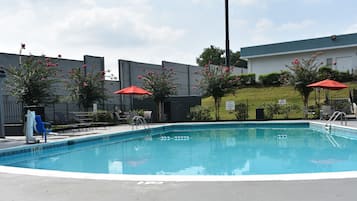 Piscina externa, guarda-sóis, espreguiçadeiras