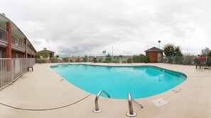 Una piscina al aire libre de temporada