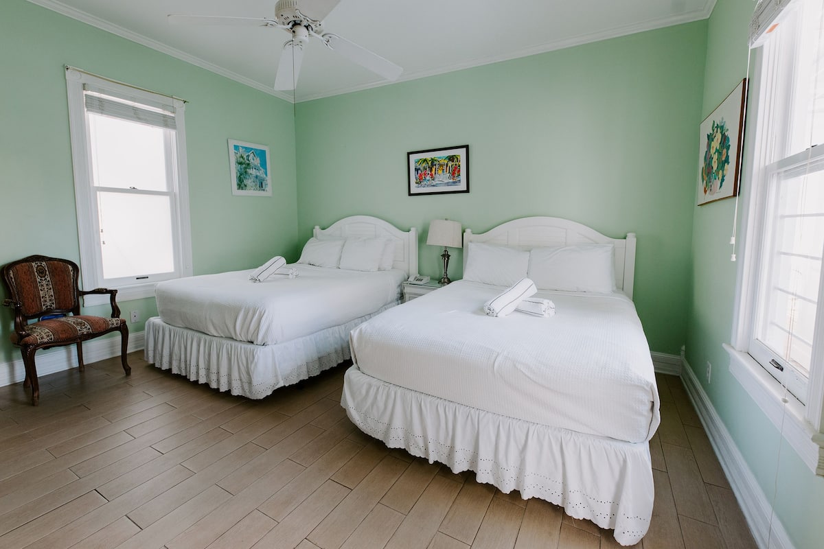 Deluxe Queen | 1 bedroom, premium bedding, pillowtop beds, individually decorated