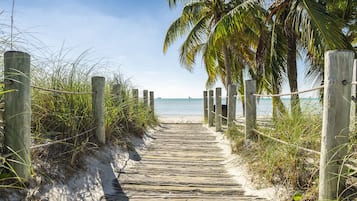 Una playa cerca, arena blanca, camas de playa