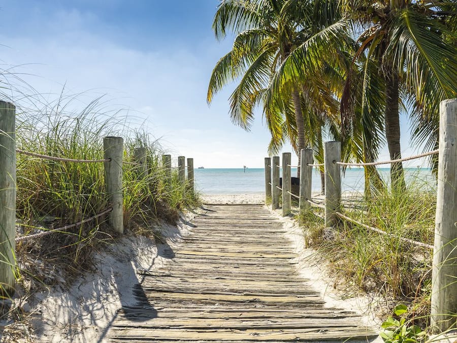 Vlak bij het strand, wit zand, strandhuisjes (toeslag), ligstoelen