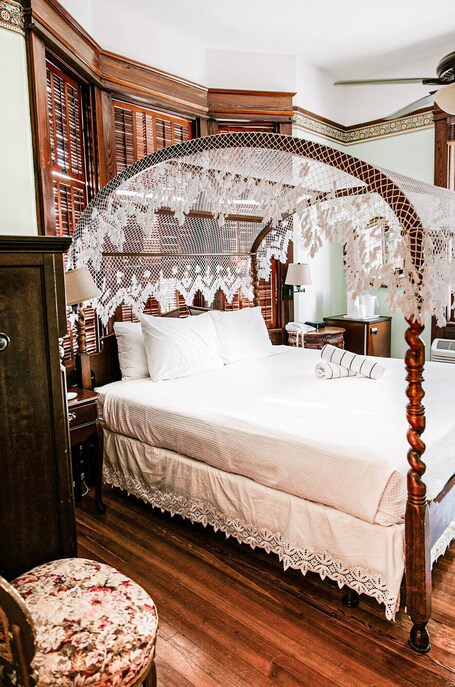 Amsterdam's Curry Mansion Inn - Image 4
