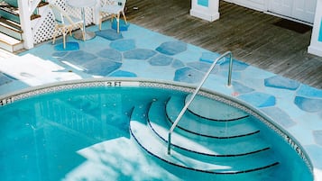 Alberca al aire libre y camastros