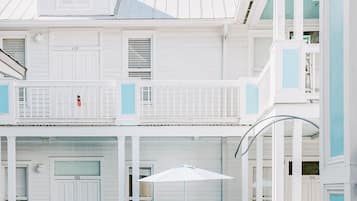 Una piscina al aire libre, sillones reclinables de piscina