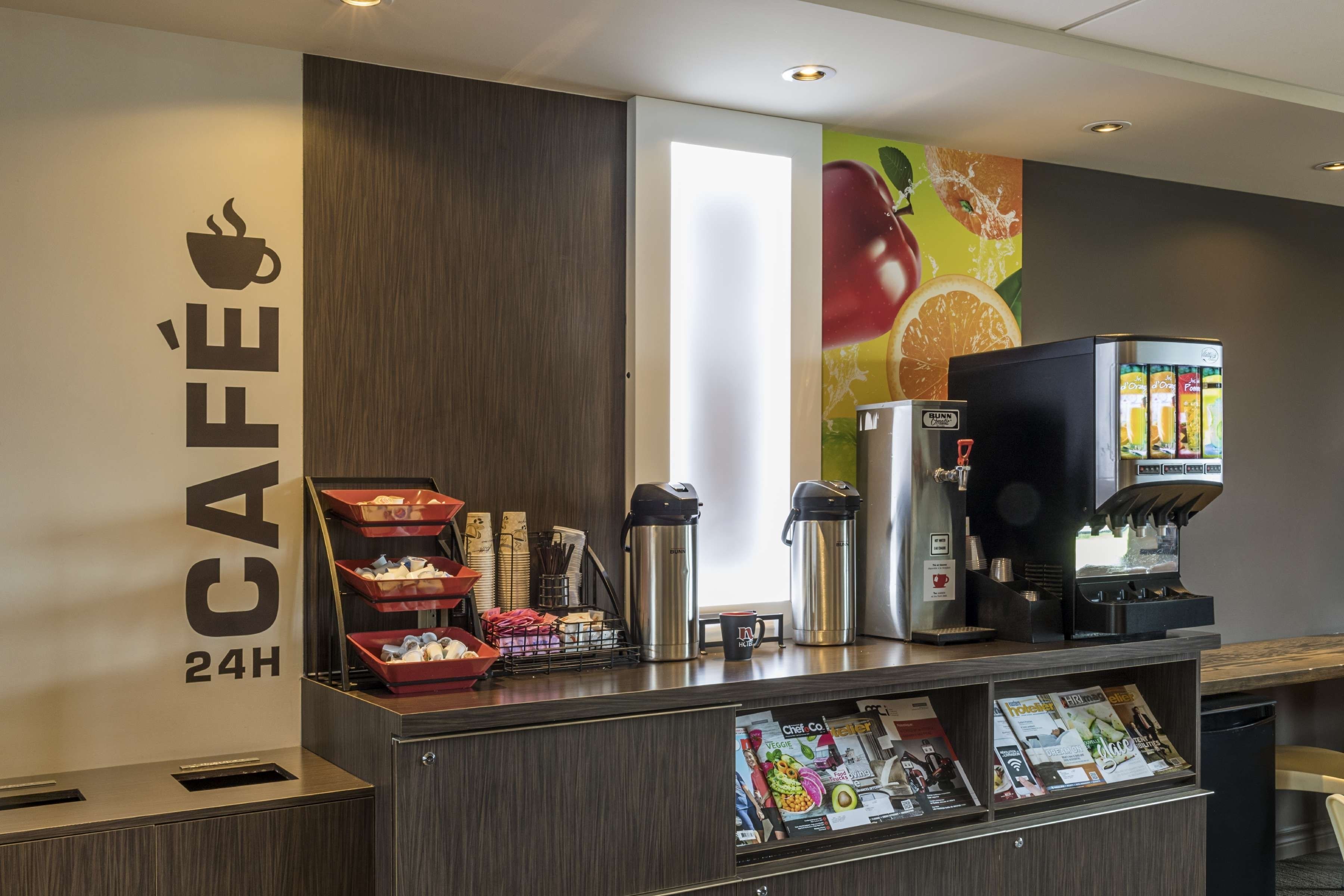 Café aberto 24 horas, com máquina de café, termo e cardápio exposto.