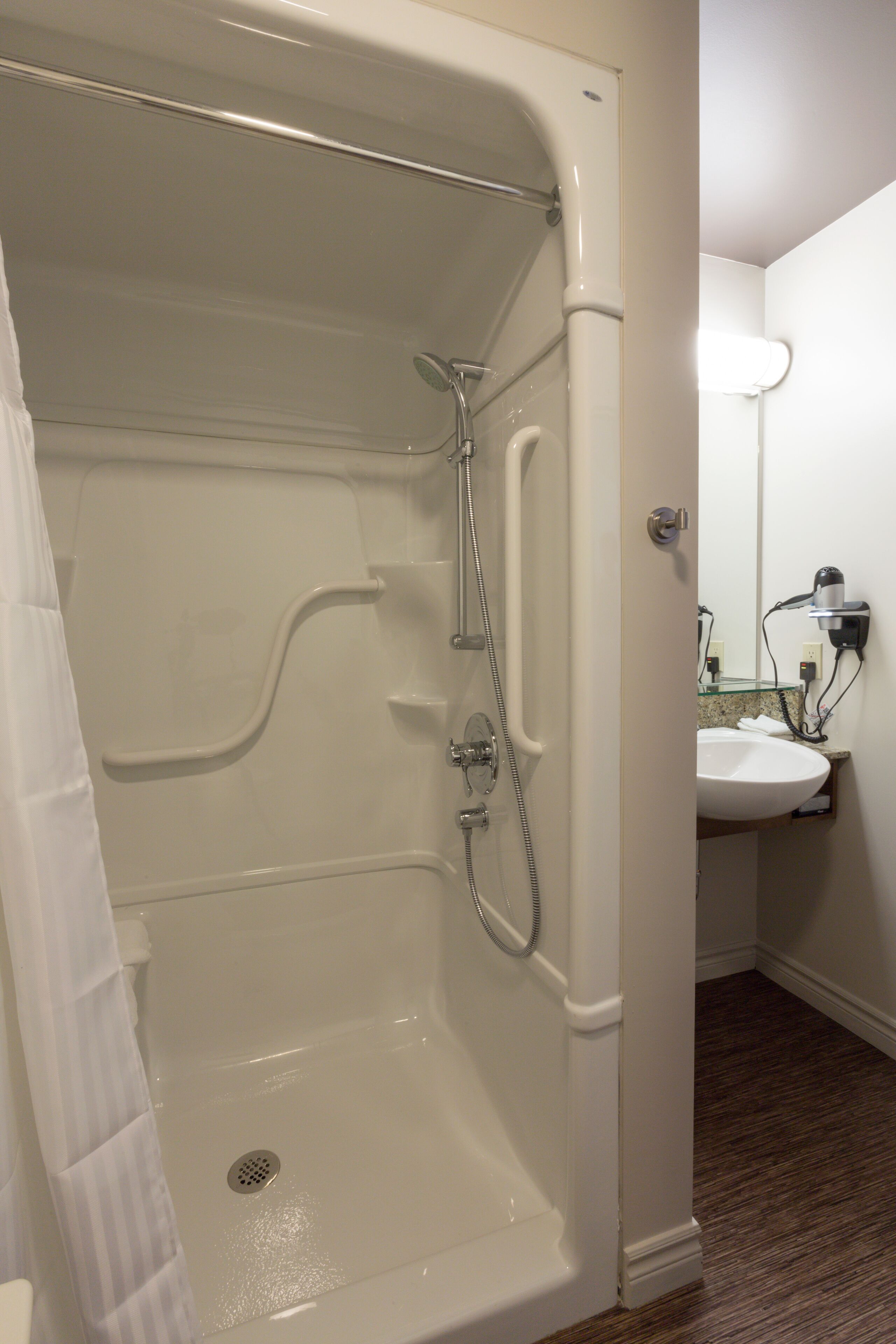 classic room, 1 queen bed, accessible | bathroom | eco-friendly toiletries, hair dryer, towels