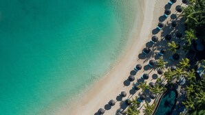 Privat strand, hvit sand, strandtelt (inkludert) og solsenger