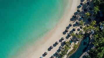 Playa privada, playa de arena blanca y camas de playa gratuitas