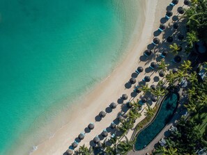 Privat strand, vit sandstrand, gratis strandcabanor och solstolar