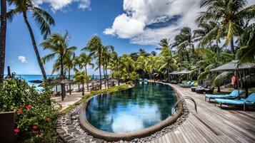 2 piscinas externas, guarda-sóis, espreguiçadeiras