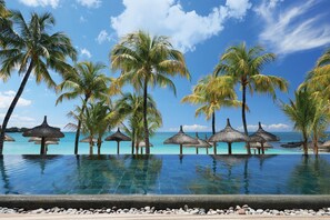 2 piscines extérieures, parasols de plage, chaises longues