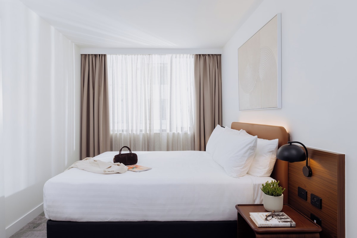 Standard Room, 1 Queen Bed | Premium bedding, pillowtop beds, minibar, in-room safe
