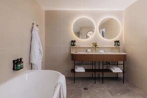 Habitación Premium, 1 cama King size | Baño | Regadera, amenidades de baño ecológicas, secadora de cabello, toallas