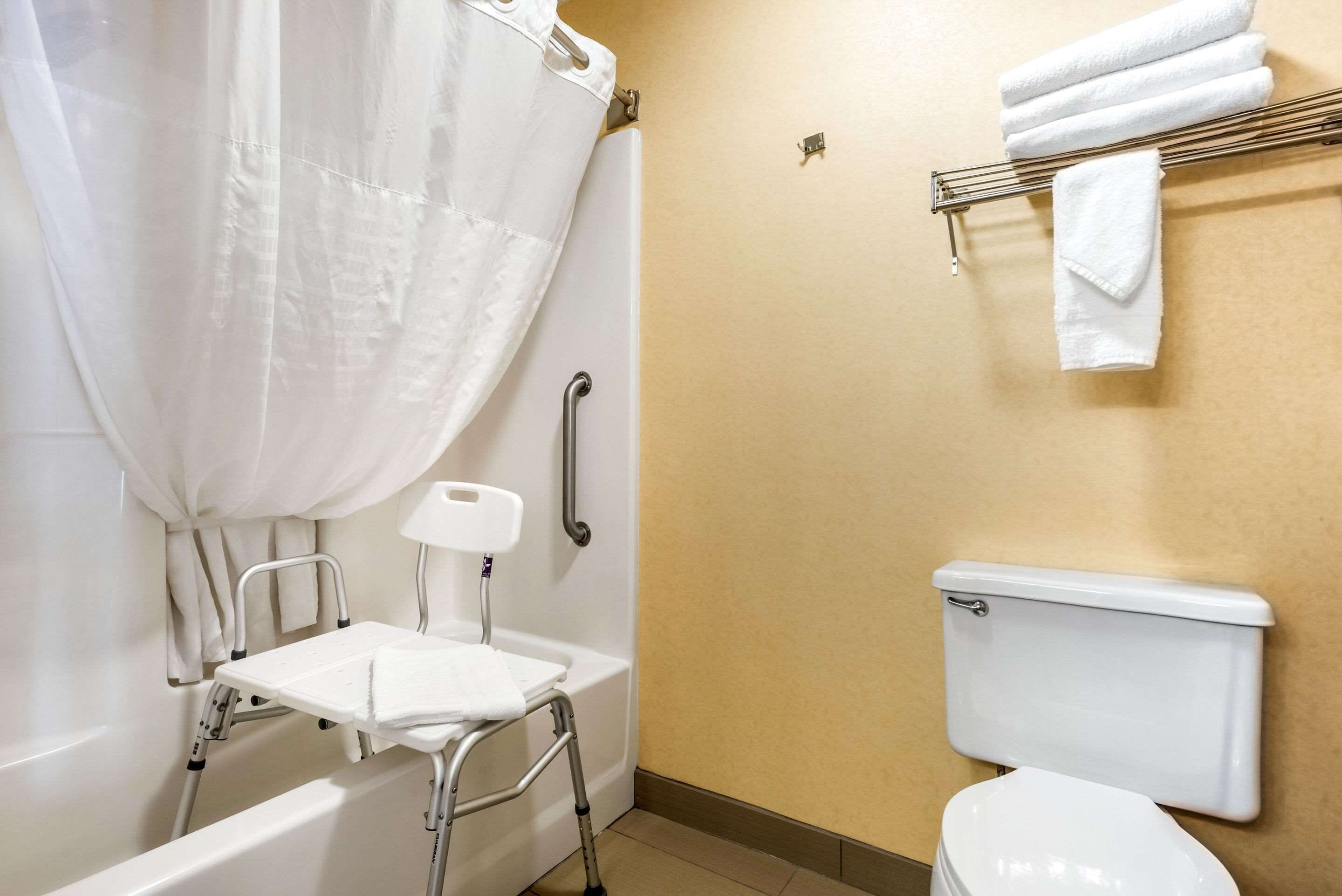 room, 1 king bed, accessible, non smoking | bathroom | combined shower/bathtub, free toiletries, hair dryer, towels