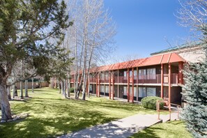 Chambre, 2 lits doubles, côté cour intérieure | Vue sur la cour