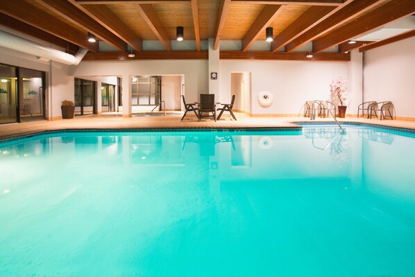 Una piscina cubierta, una piscina al aire libre