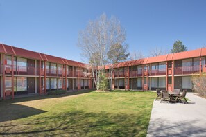 Chambre, 2 lits doubles, côté cour intérieure | Enceinte de l’hébergement