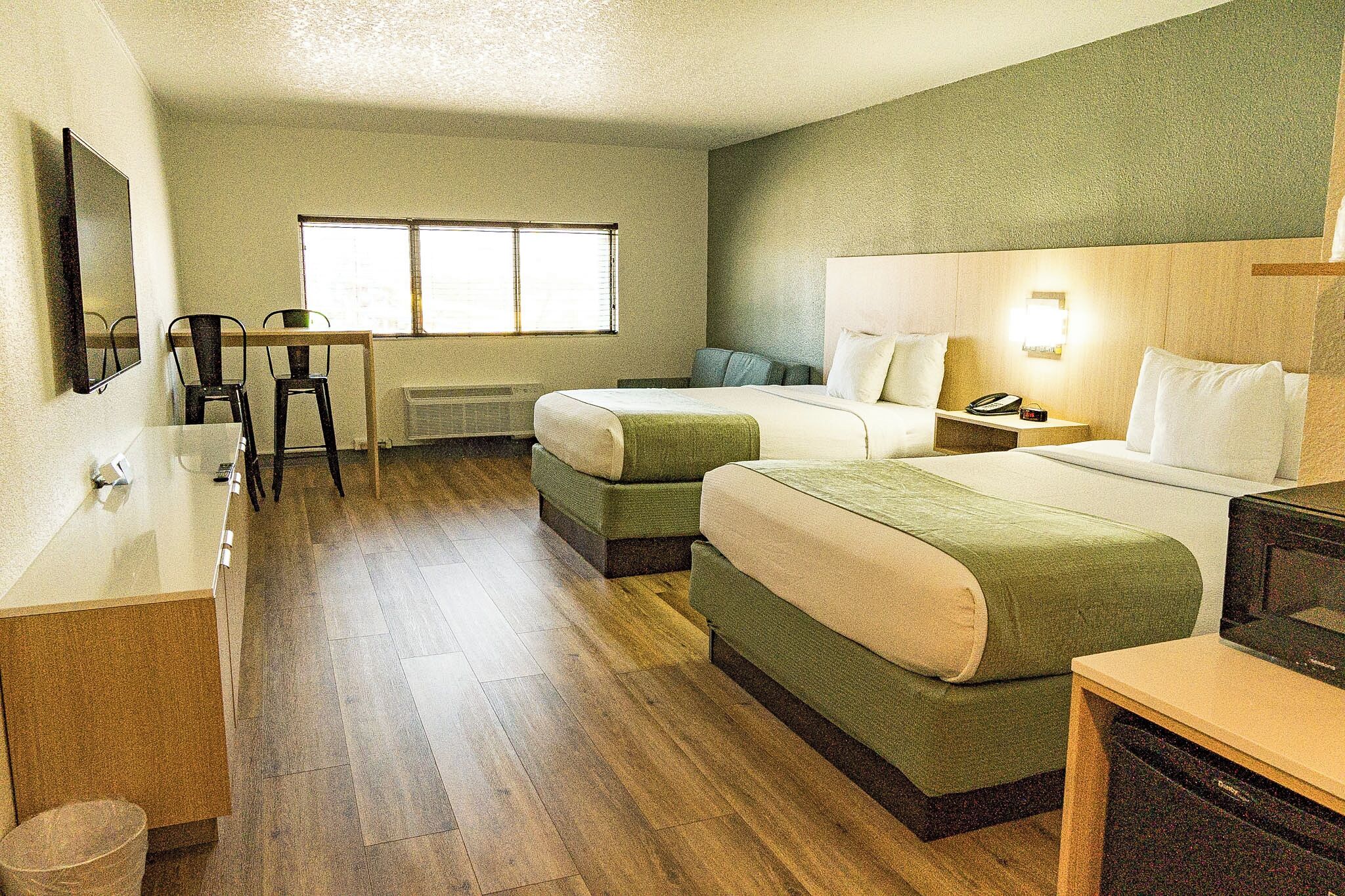 Two Beds Tower | Caja de seguridad en la habitación y tabla de planchar con plancha 