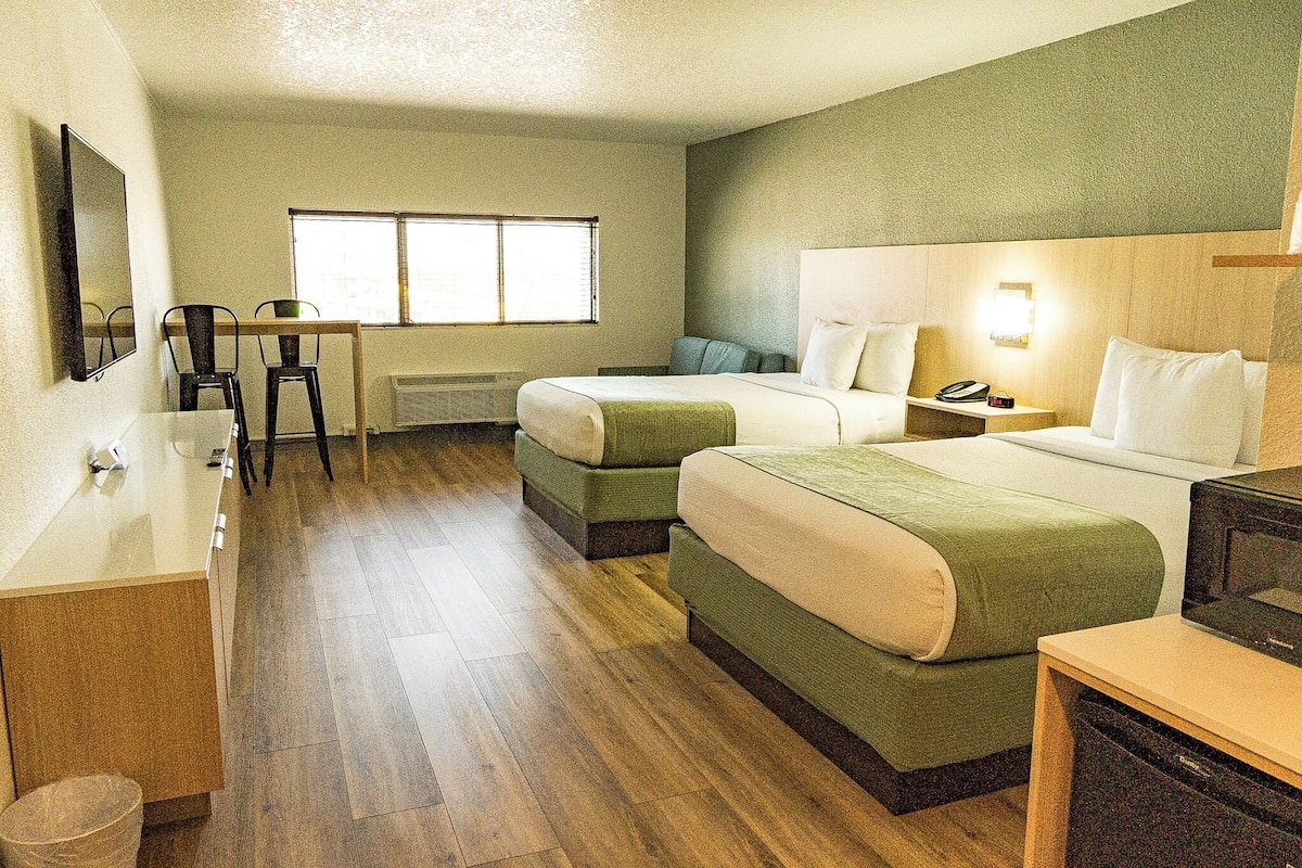 Two Beds Tower | Caja de seguridad en la habitación y tabla de planchar con plancha