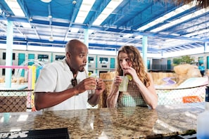 2 bars/lounges, 2 poolside bars - Coco Key Hotel & Water Park Resort (Orlando)