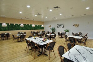 4 restaurants; breakfast, lunch, and dinner served - Coco Key Hotel & Water Park Resort (Orlando)