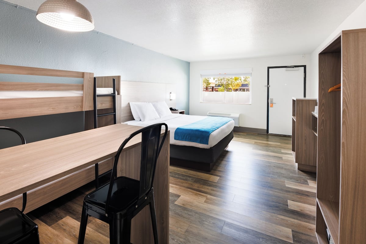 Estudio | Caja fuerte, escritorio, tabla de planchar con plancha y ropa de cama