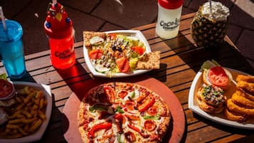 4 ๊ฐ์ ๋ ์คํ ๋, ์์นจ ์์ฌ, ์ ์ฌ ์์ฌ, ์ ๋
 ์์ฌ ์ ๊ณต(๋ฏธ๊ตญ ์๋ฆฌ)