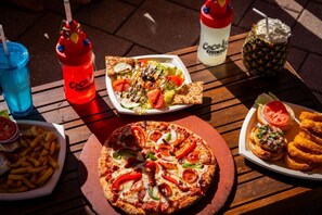 4 restaurantes; se sirven desayunos, almuerzos y cocina americana 