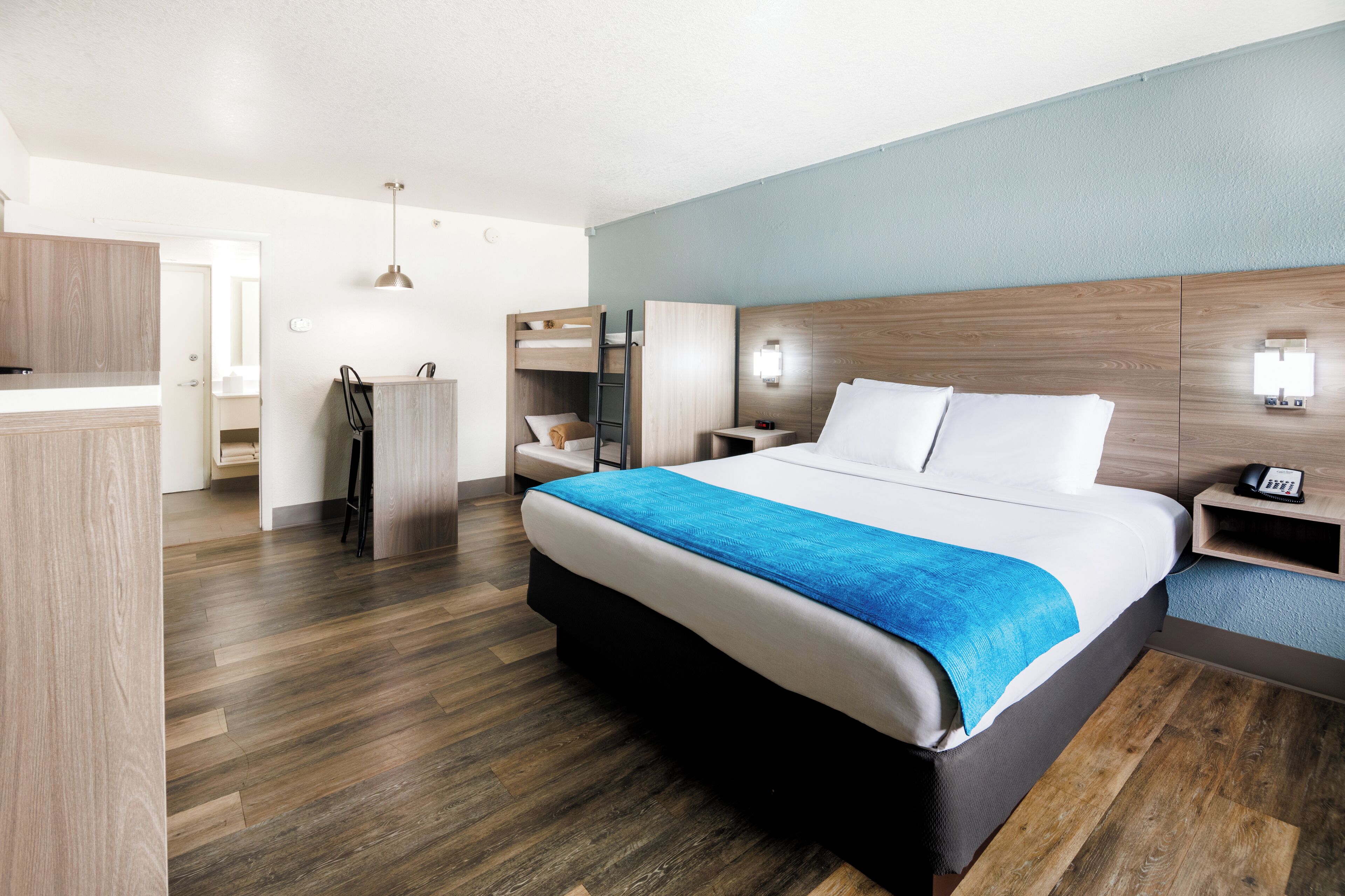 Family King Exterior View (Newly Renovated) | Zimmersafe, Bügeleisen/Bügelbrett, Bettwäsche