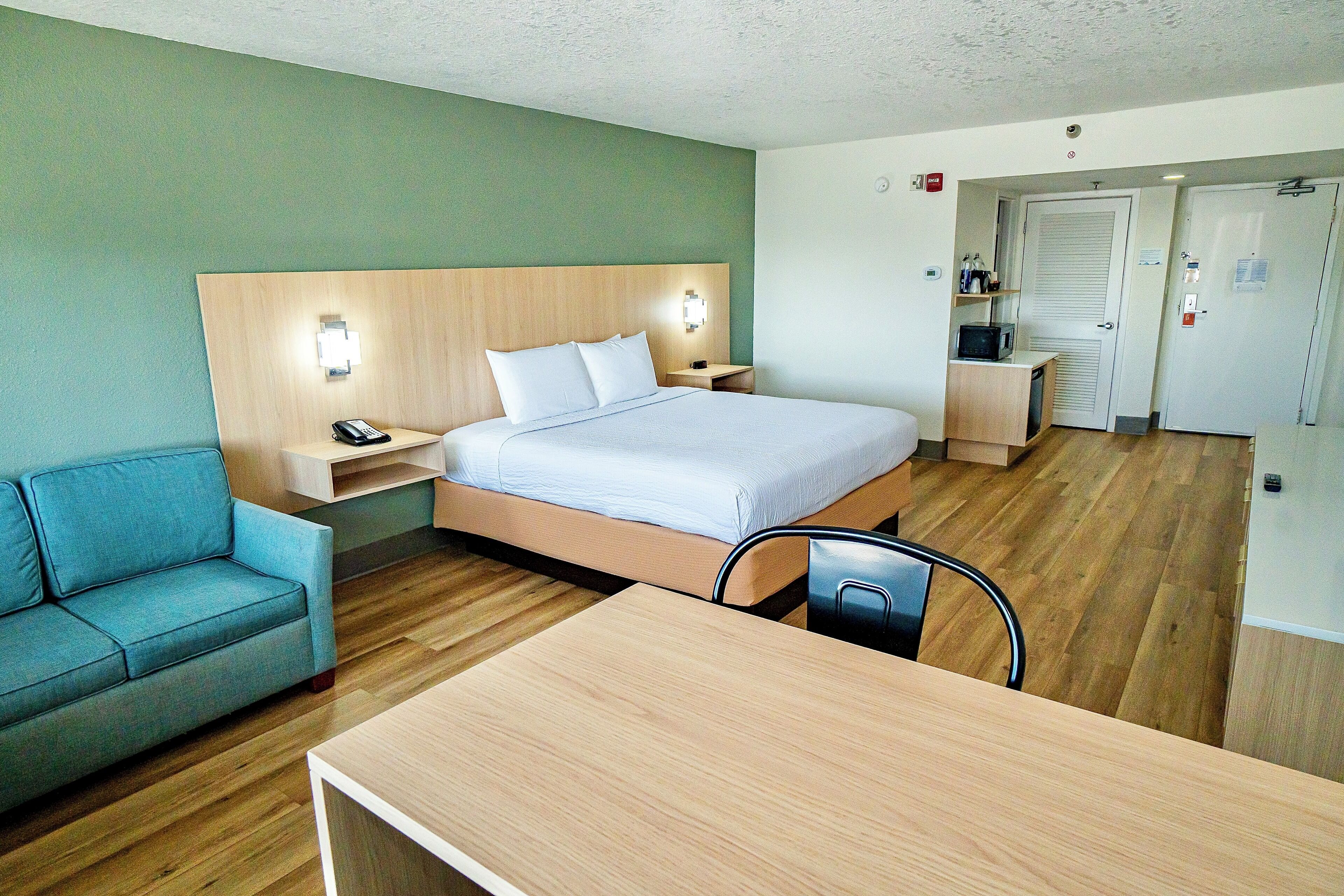 In-room safe, iron/ironing board, bed sheets