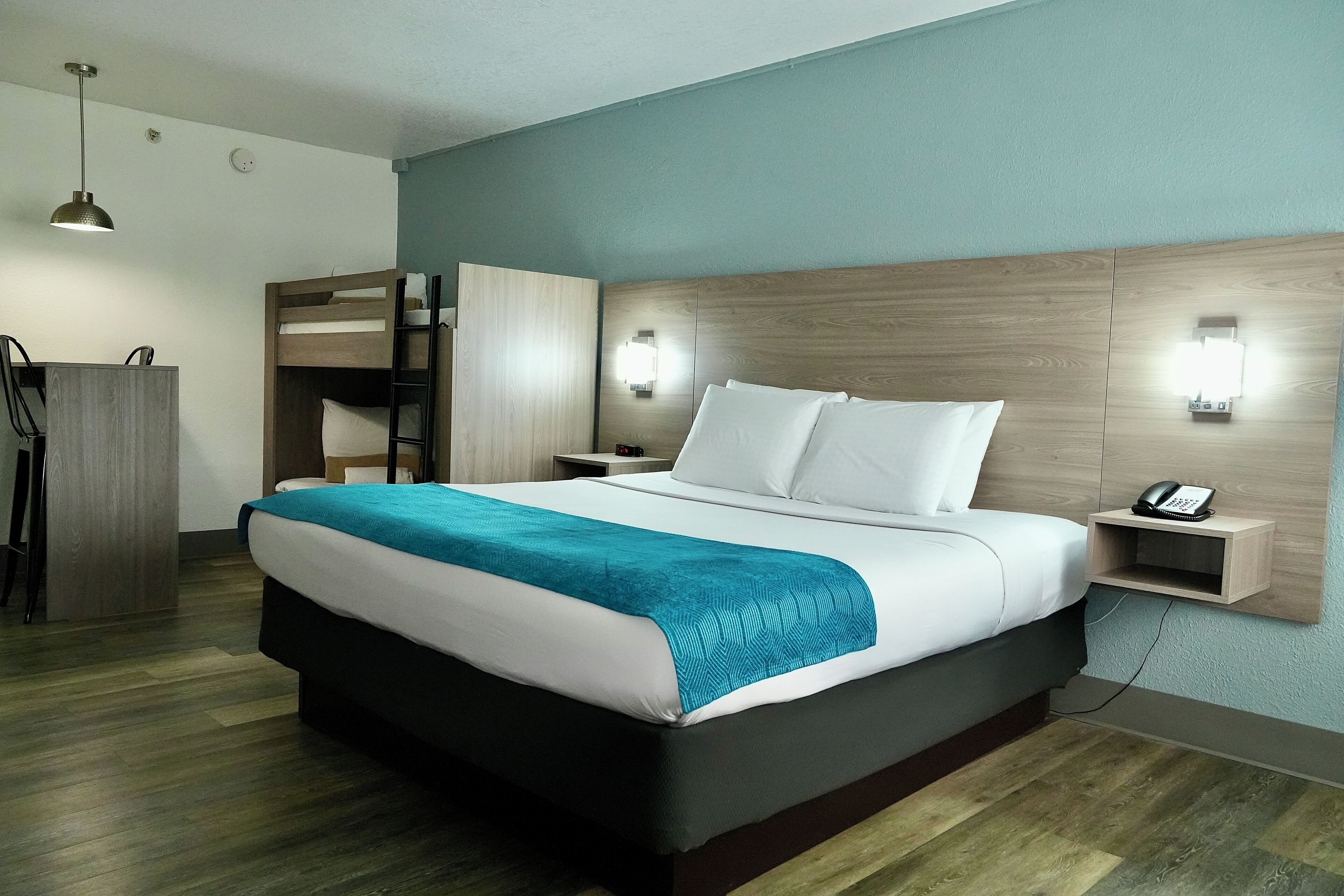 Estudio | Caja fuerte, escritorio, tabla de planchar con plancha y ropa de cama