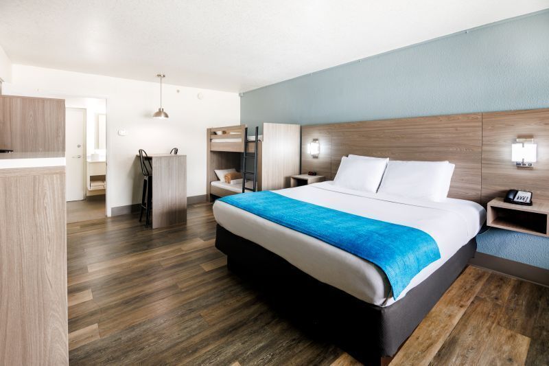 خزنة داخل الغرفة ومكواة/لوح كي وملاءات أسرّة