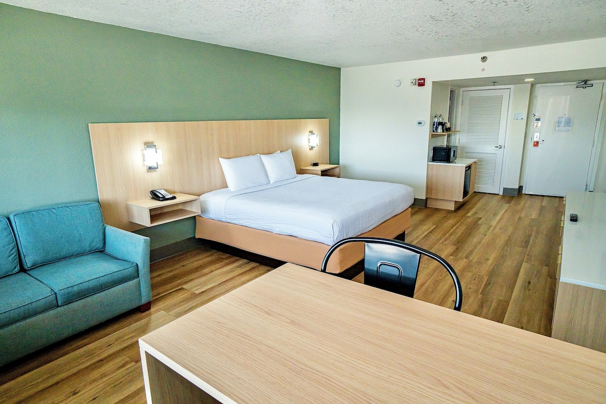 خزنة داخل الغرفة ومكواة/لوح كي وملاءات أسرّة