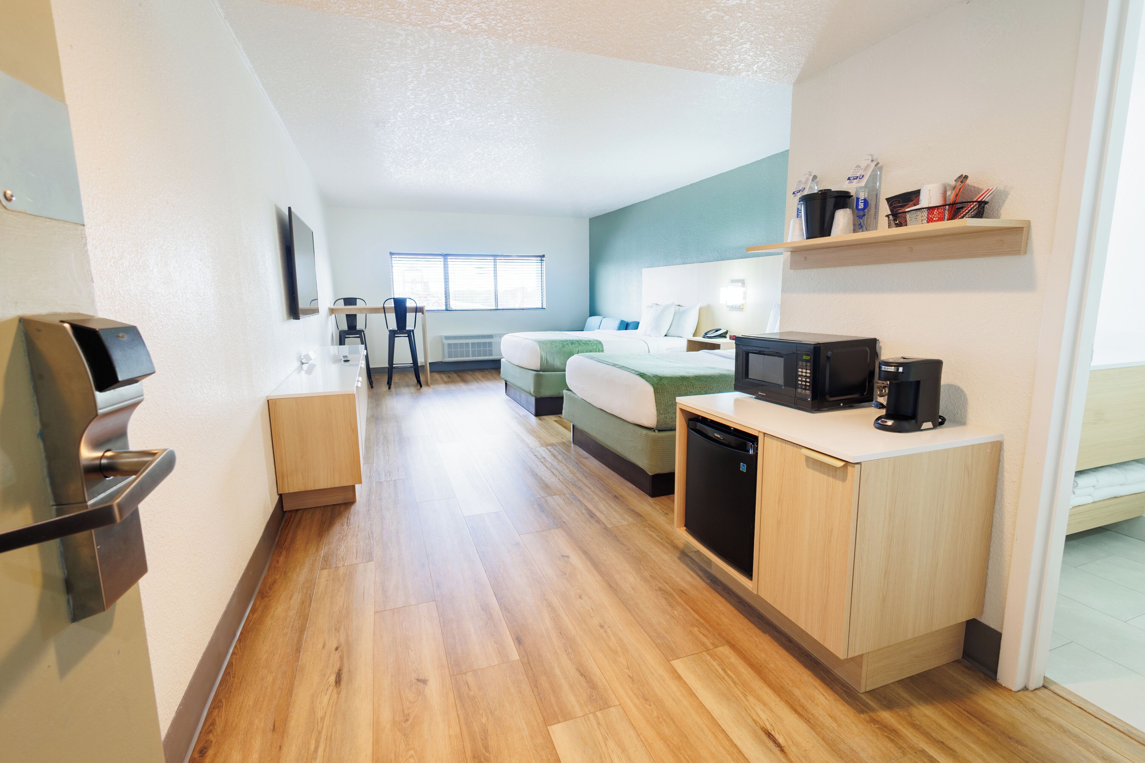 Two Beds Tower | Caja de seguridad en la habitación y tabla de planchar con plancha 