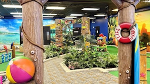 A miniature golf course entrance with a wooden archway labeled "Bogey Beach Mini Golf". - Coco Key Hotel & Water Park Resort (Orlando)