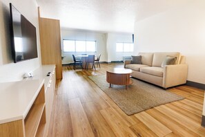 Tower Studio Suite (Newly Renovated) | In-room safe, iron/ironing board, bed sheets - Coco Key Hotel & Water Park Resort (Orlando)