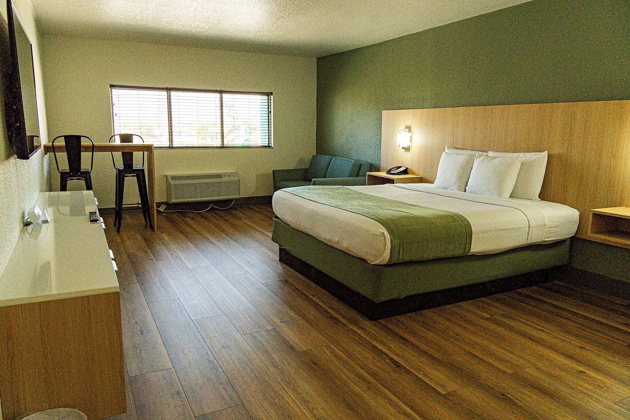 King Tower | Caja de seguridad en la habitación y tabla de planchar con plancha 