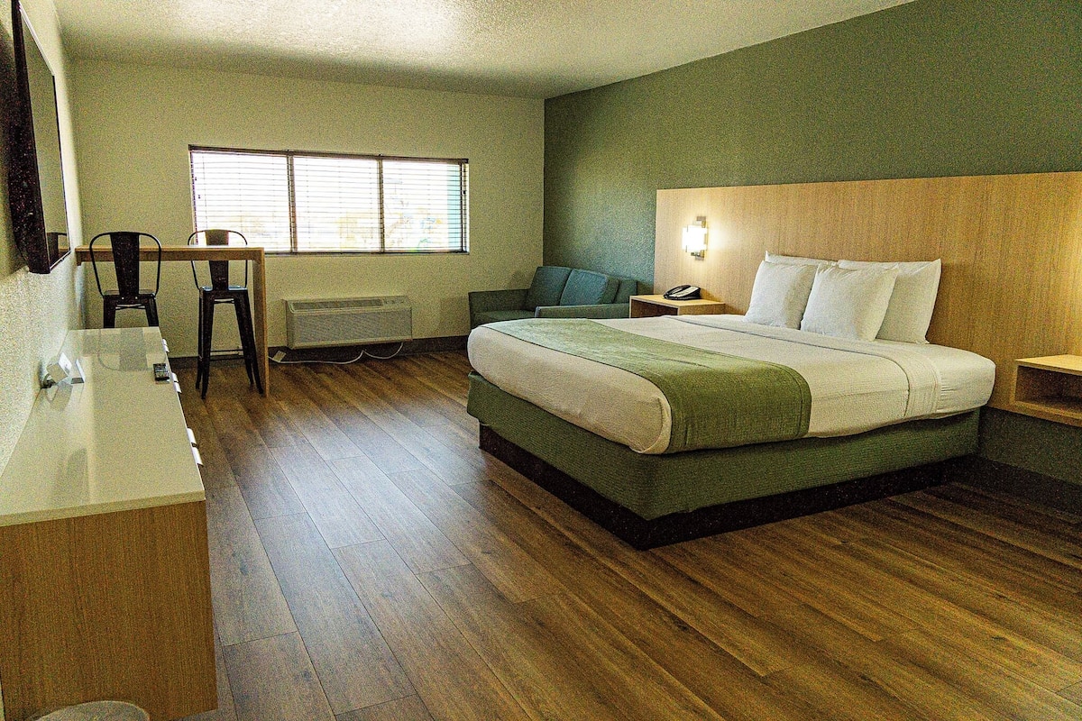 King Tower | Caja de seguridad en la habitación y tabla de planchar con plancha