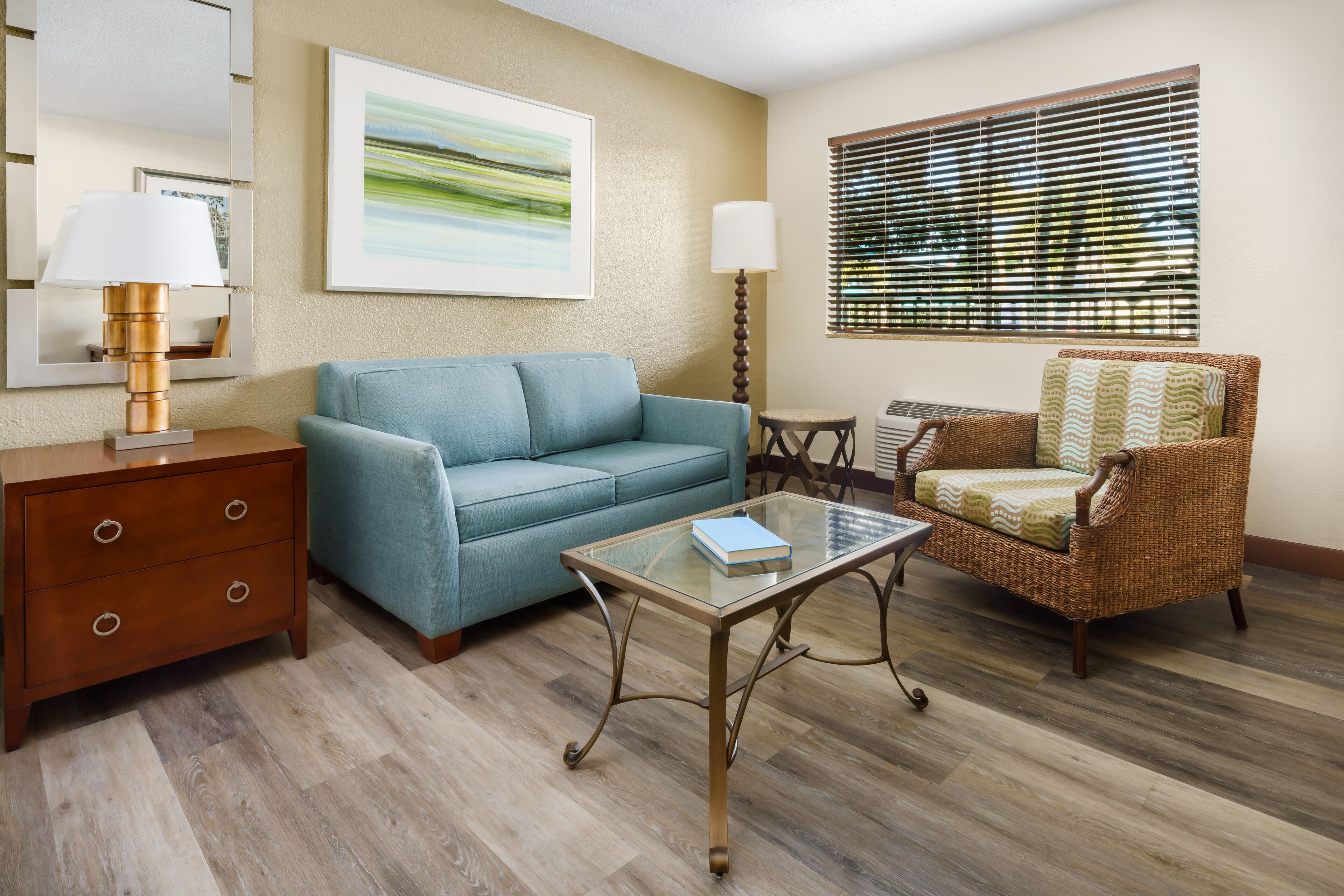 Cofres nos quartos, ferros/tábuas de passar roupa, roupa de cama