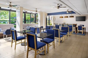 Café da manhã com buffet grátis todos os dias