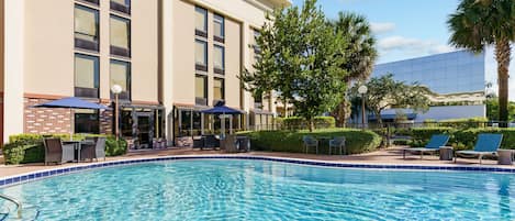 Una piscina al aire libre