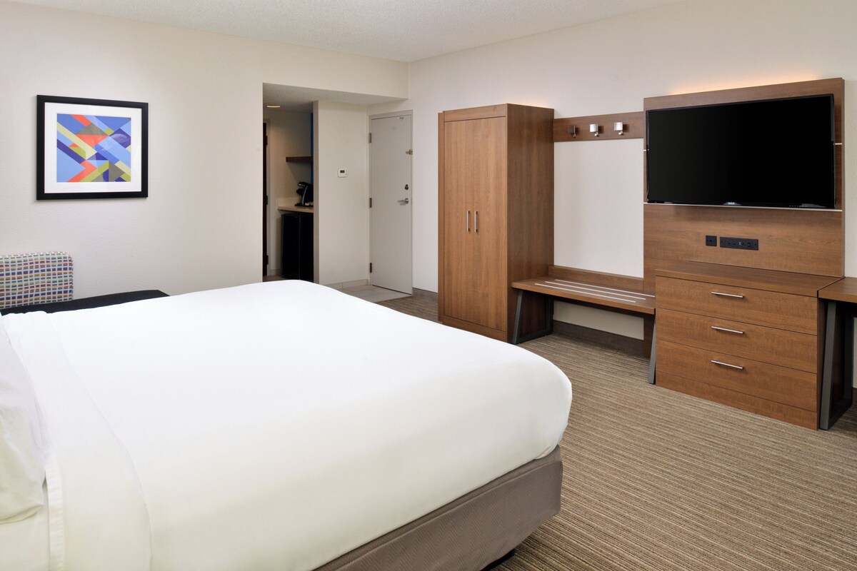 Standard Room, 1 King Bed | In-room safe, desk, iron/ironing board, cribs (free)