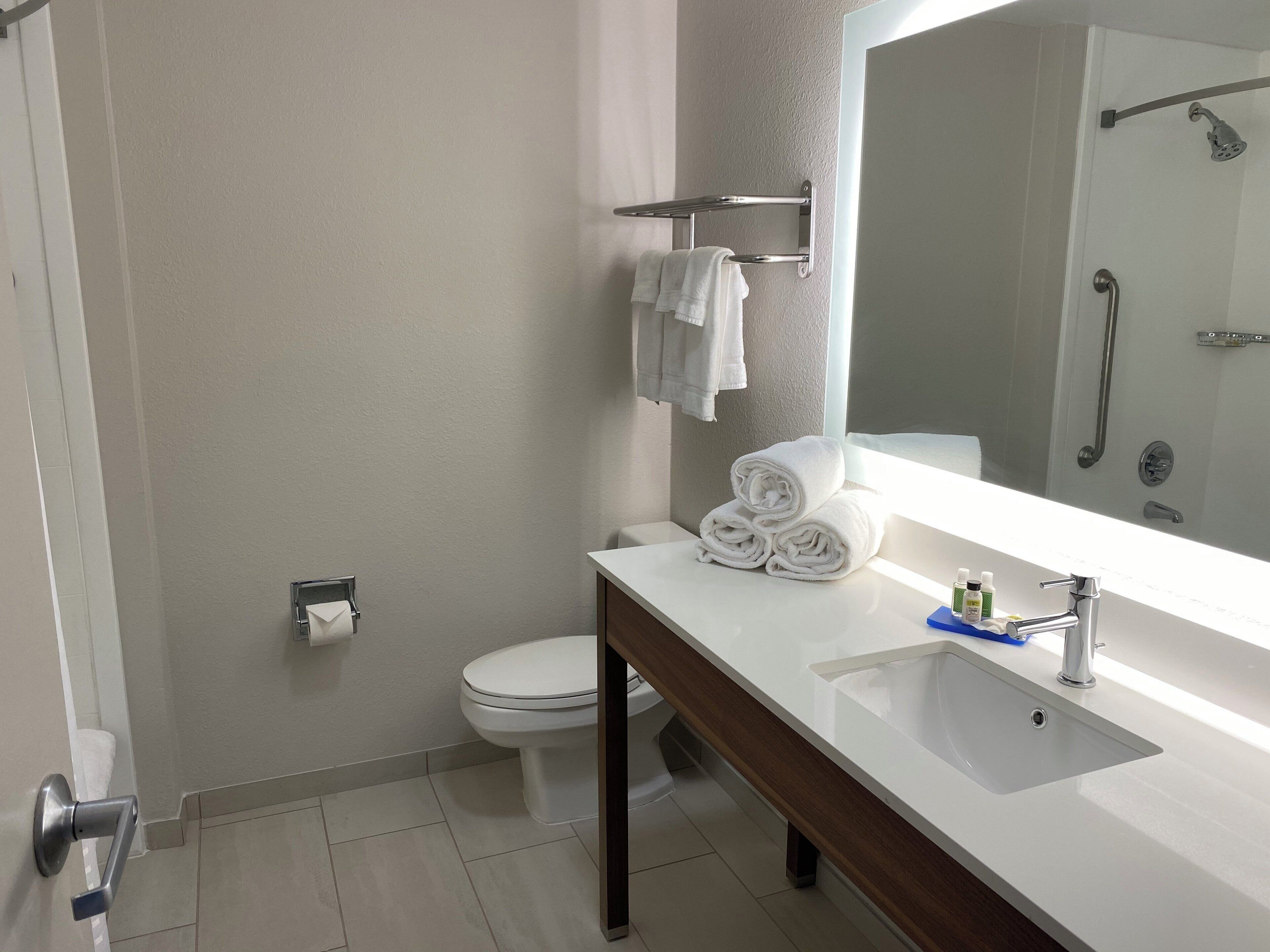 Combined shower/tub, hair dryer, towels