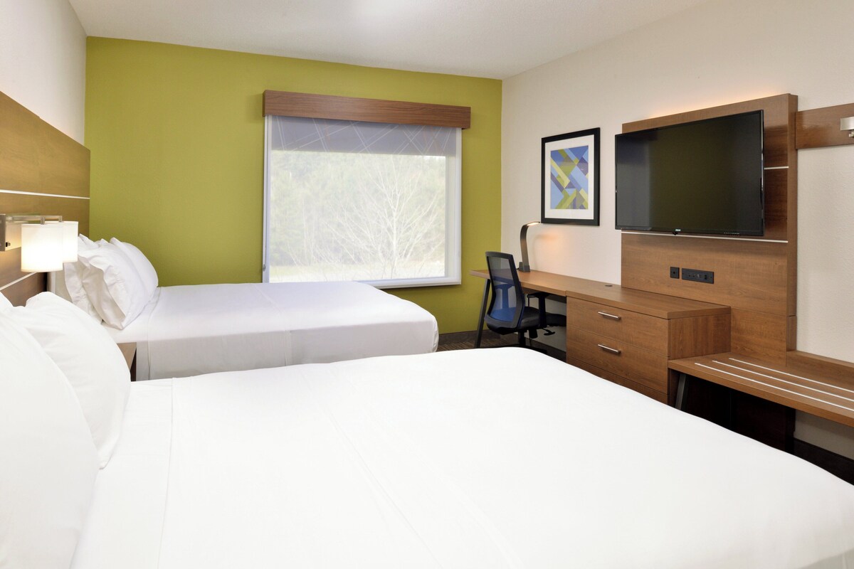 Standard Room, 2 Queen Beds | In-room safe, desk, iron/ironing board, cribs (free)