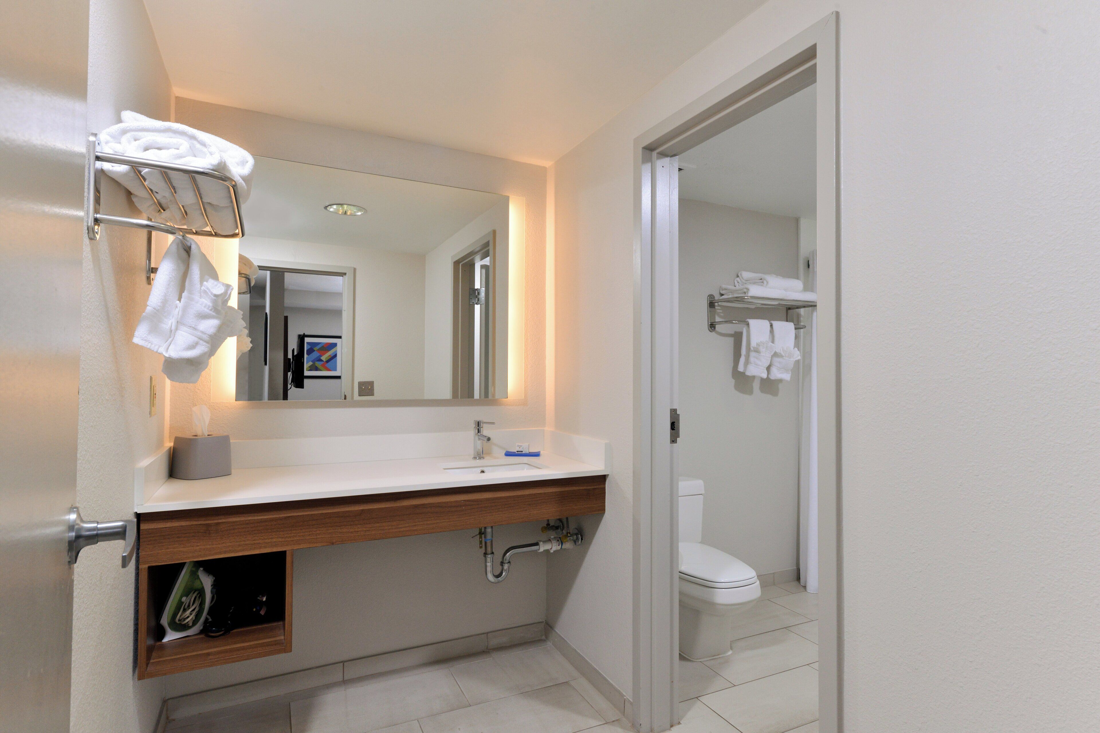 standard room, 1 king bed | bathroom | combined shower/bathtub, hair dryer, towels