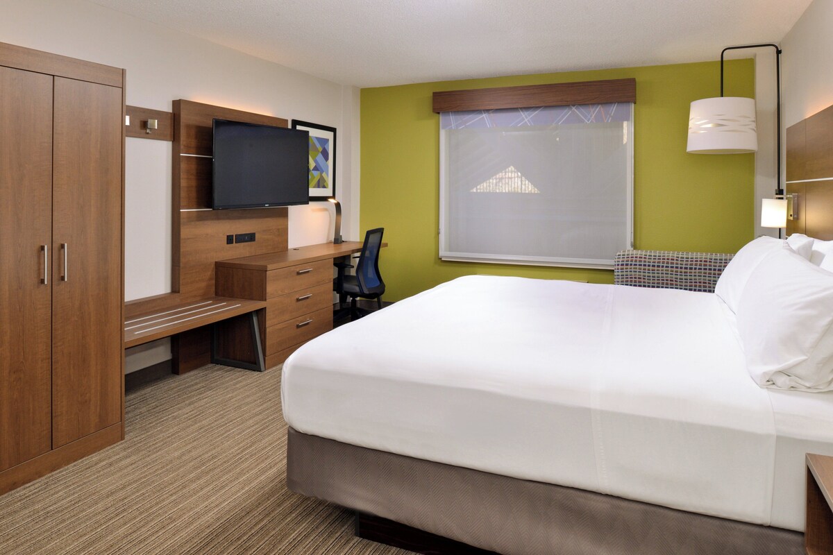 In-room safe, desk, iron/ironing board, cribs (free)