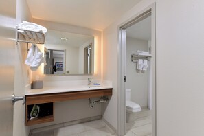 Combined shower/tub, hair dryer, towels - Holiday Inn Express Blowing Rock South by IHG (Blowing Rock)