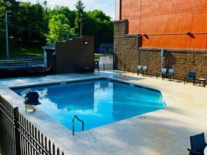 Una piscina al aire libre de temporada