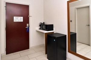 Caja de seguridad en la habitación y escritorio